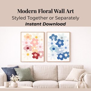 Puede incluir: Dos impresiones enmarcadas de arte mural floral. Una impresión presenta flores rosas, melocotón y rojas. La otra impresión presenta flores azules. El texto de la imagen dice: "Modern Floral Wall Art Styled Together or Separately Instant Download."