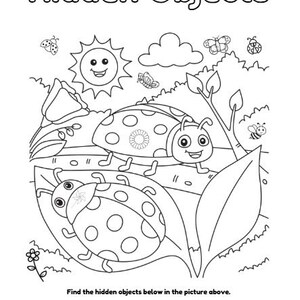 Puede incluir: Ilustraci&oacute;n en blanco y negro de una p&aacute;gina de actividad "Objetos ocultos". La imagen presenta un sol sonriente, nubes, mariposas, abejas y mariquitas. El texto en la parte superior dice "Objetos ocultos" y en la parte inferior, "Encuentra los objetos ocultos debajo en la imagen de arriba."