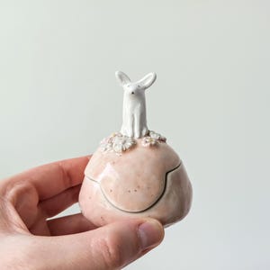 Portagioie in ceramica a forma di coniglietto | Barattolo con statuetta di coniglio | Decorazione pasquale | Piccolo contenitore per gioielli | Regalo per gli amanti dei conigli | Oggetto da collezione Cottagecore