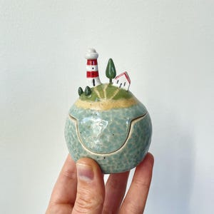 蓋付きセラミックボックス｜小さな灯台が付いた手作りジュエリーボックス｜魅力的なジュエリーボックス