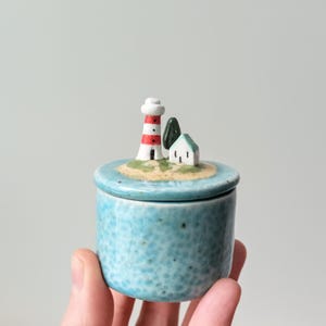 Caja de cerámica con tapa | Joyero artesanal con pequeño faro | Joyero con encanto