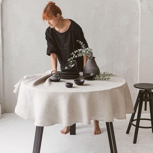Nappe en lin naturel : ronde ou ovale, grande ou petite. Idéale pour l'automne, Thanksgiving ou Noël. Cadeau parfait pour la cuisine ou les fêtes.