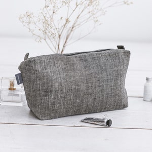 Grande trousse de maquillage en lin noir pour les voyages et la salle de sport. Grande trousse de toilette avec fermeture éclair pour produits de beauté pour hommes et femmes. 3 couleurs, sac lavable. 25 VENTE