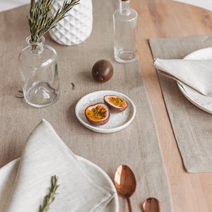 Natural linen table runner by Thing Stories – a perfect accent for rustic weddings, Thanksgiving Day table settings, and cozy Christmas decor. Its neutral tone and organic texture bring warmth to holiday dinners, birthday celebrations, or Mother’s Day brunch. Timeless, elegant, and eco-friendly.