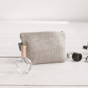Kleine weiße Kosmetiktasche aus Leinen für Reisen, Fitnessstudio Toilettenartikel. Umweltfreundliche Reißverschlusstasche für Frauen, Männer. Kleine Münz-Clutch. Verschiedene Größen