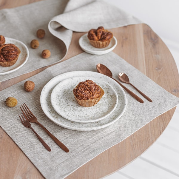 Moderne weiße Tischset aus Leinen für Bauerntisch. Rustikales Ess-Tischset für Thanksgiving, Feiertage. Natürliche Tischsets. Verschiedene Farben