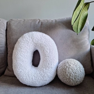 Boucle cojín almohada, carta almohada personalizada, almohadas boho, regalos personalizados, baby shower, decoración de la habitación de los niños, monograma inicial decorativo blanco