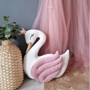 Prinzessinnenkissen Schwan, rosa mit Gold oder Silber, ideales Geschenk zur Babyparty. Dekorative Kissen fürs Babyzimmer, Kinderzimmerdeko, Babybett