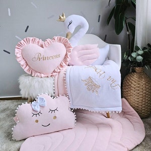 Spersonalizowany zestaw poduszek dla niemowląt. Personalizowane poduszki, jasnoróżowy kocyk do łóżeczka z imieniem, prezent na baby shower dla dziewczynki. Prezent dla noworodka.