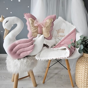 Babycadeausets - prinsessenkussen zwaan, kussen vlinder, gepersonaliseerde babydeken voor de wieg, gepersonaliseerd babycadeau. Prinsessenkamerdecoratie.