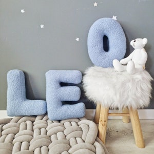 Almofada com alfabeto Bouclé, letra azul, almofada decorativa, almofada infantil personalizada, almofada com iniciais, decoração de quarto de bebê, monograma, presente de chá de bebê