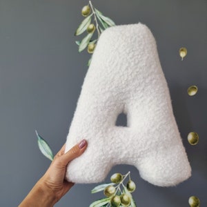 Travesseiro alfabeto, letra personalizada boucle, travesseiro infantil personalizado branco, almofada com monograma inicial, decoração de berçário, presente de chá de bebê