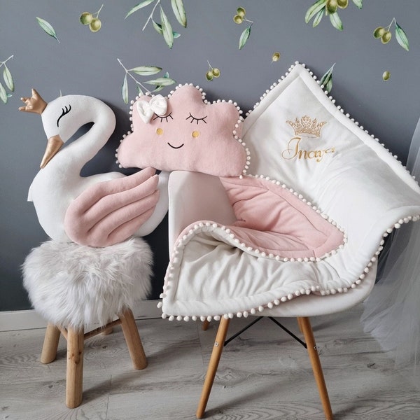 Cadeau personnalisé d’ensemble d’oreillers - cygne d’oreiller de princesse, blush nuage d’oreiller, couverture de bébé de berceau en option avec nom brodé, cadeau personnalisé