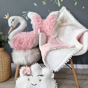 Gepersonaliseerde kussenset als cadeau. Prinsessenkussen met zwaan, vlinder en wolk, en een babydekentje voor in de wieg. Kraamcadeau, lichtroze babykamerdecoratie.