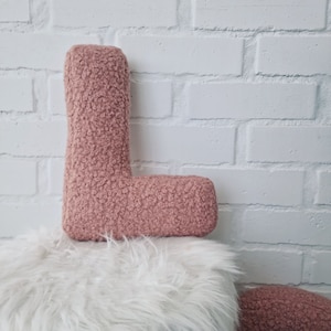 Travesseiro alfabeto Boucle, letra personalizada, travesseiro infantil personalizado, almofada com letra inicial, monograma decorativo de berçário, blush para presente de chá de bebê