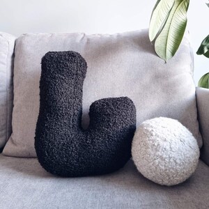 Boucle cojinado, carta almohada personalizada, almohadas boho, regalos personalizados, baby shower, decoración de la habitación de los niños, monograma inicial decorativo negro
