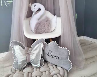 Ensemble de literie personnalisé gris - oreiller cygne, nuage, couverture de bébé berceau en option avec nom, cadeau de douche de bébé, décor de chambre de bébé cadeau personnalisé