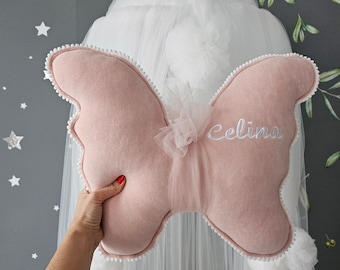 Schmetterlingskissen mit Babynamen in Blush. Personalisiertes Kinderzimmerdekor. Kinderzimmerdekor. Babypartygeschenk. Dekoratives Babykissen
