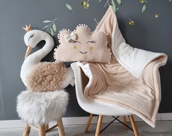 Personalisiertes Bettwäsche-Set beige - Kissen Schwan, Wolke, optionale Krippe Babydecke mit Namen, Babypartygeschenk, personalisiertes Geschenk Kinderzimmerdeko