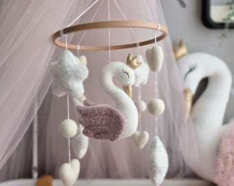 Móvil para cuna con cisne. Decoración infantil hecha a mano, regalo neutro para bebé, regalo para baby shower, decoración colgante para cuna.