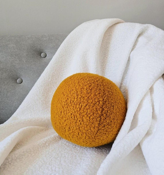 Rundes Kugelkissen, Boucle-Kugelkissen, bauschige runde Kissen, nordisches Wohndekor-Geschenk, senfgelbes Kugelkissen, Couchkissen