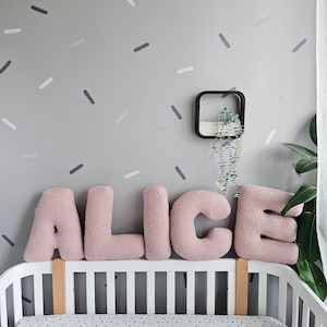 Letra de almohada personalizada, almohadas decorativas con iniciales de bouclé, regalo personalizado para bebé, decoración de guardería para niña ruborizada, regalo para baby shower