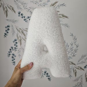 Travesseiro alfabeto, decoração de quarto com letras personalizadas boucle, travesseiro infantil personalizado branco, almofada com monograma inicial, decoração de berçário, presente de chá de bebê