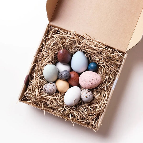 Una docena de huevos de ave en una caja.
