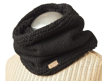 Calentador de cuello de lana negra con forro polar tipo sherpa.
