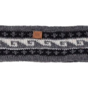Könnte beinhalten: Ein grau-schwarz-weißes Strickstirnband mit geometrischem Muster. Das Stirnband hat ein kleines braunes Lederetikett mit den Buchstaben "ARK". Das Design umfasst sich wiederholende Muster stilisierter Formen.