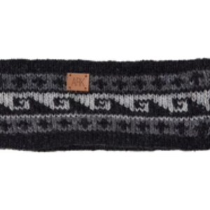 Könnte beinhalten: Ein schwarz-graues Stirnband mit Strickmuster und geometrischem Muster. Das Stirnband hat ein kleines braunes Lederetikett mit den Buchstaben "ARK". Das Design umfasst wellenartige und rautenförmige Muster.
