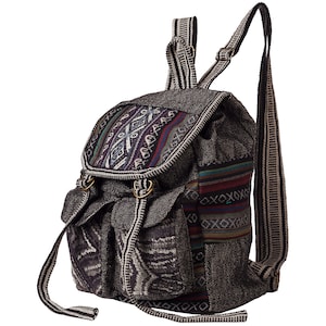 Peut inclure: Un sac à dos en toile noire avec un rabat à motif géométrique et une sangle tissée. Le sac à dos a une grande poche sur le devant et une petite poche sur le côté.
