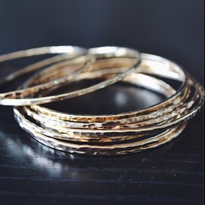 Gold Filled Armreif für Damen Stapel Armbänder Set Brautparty Geschenk Armband Stapel Set 3 5 7 Handgemachte Gold Fill Armreife Bild 4