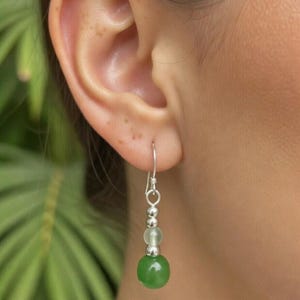 Pendientes colgantes de jade verde hechos a mano – Joyería minimalista con piedras preciosas