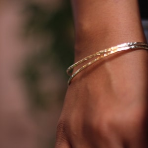 Gold Filled Armreif für Damen Stapel Armbänder Set Brautparty Geschenk Armband Stapel Set 3 5 7 Handgemachte Gold Fill Armreife Bild 8
