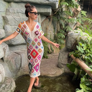 Gehäkelte Oma-Quadrat-Kleider. Gehäkeltes afghanisches Kleid. Boho-Häkelkleid. Buntes Kleid. Midi-Baumwollkleid. Festival-Kleidung. Kleider im Vintage-Stil