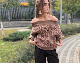 Schulterfreier Strickpullover für Damen in Beige mit Zöpfen, klobiger Pullover, Puffärmel, grober Wollpullover, One-Shoulder-Pullover, breiter Kragen, brauner Pullover