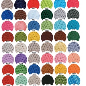 K&ouml;nnte beinhalten: Eine Farbkarte mit Stickgarn in verschiedenen Farben, darunter Rot, Blau, Gr&uuml;n, Gelb und Braun. Die Karte ist nach Farbnummern sortiert, wobei jede Farbe durch einen kleinen Kreis aus Garn dargestellt wird.