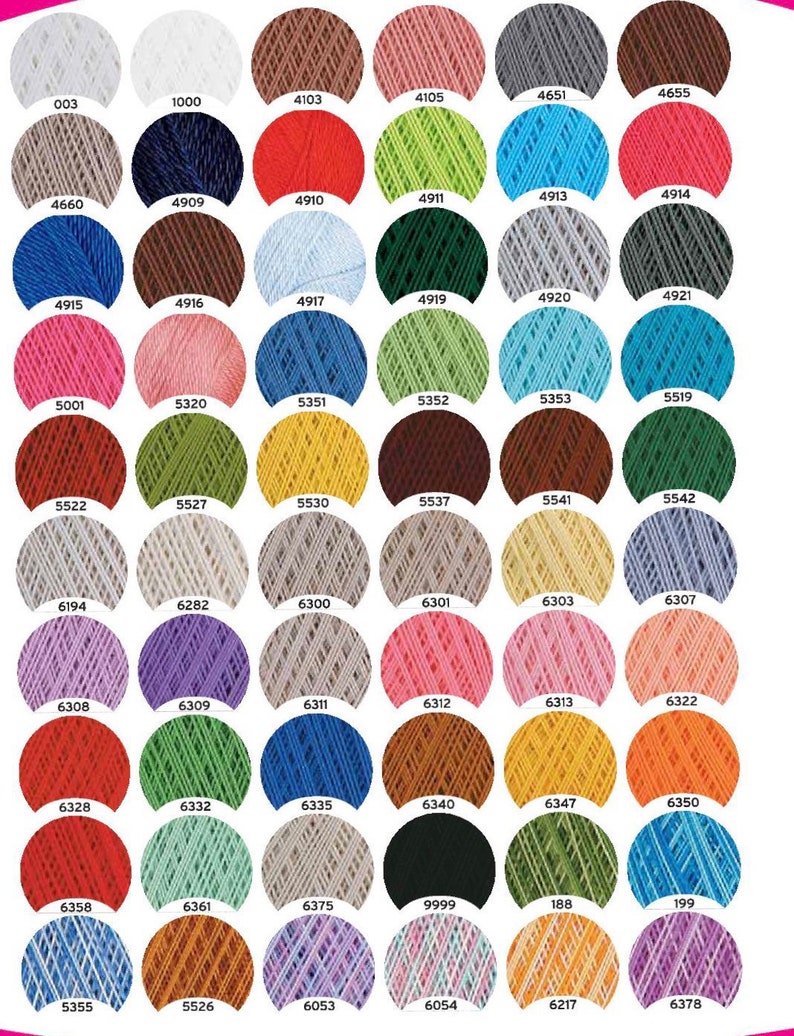 K&ouml;nnte beinhalten: Eine Farbkarte mit Stickgarn in verschiedenen Farben, darunter Rot, Blau, Gr&uuml;n, Gelb und Braun. Die Karte ist nach Farbnummern sortiert, wobei jede Farbe durch einen kleinen Kreis aus Garn dargestellt wird.