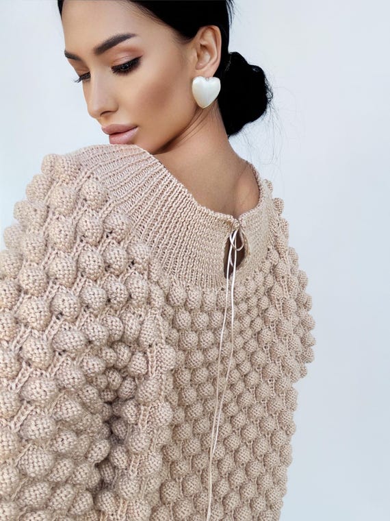 Vestido suéter oversize de lana de punto beige con hombros