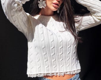 Maglione corto in maglia bianco latte - top con spacco sul retro e delicato pizzo Pullover primaverile in lana a trecce Top oversize Crema Avorio