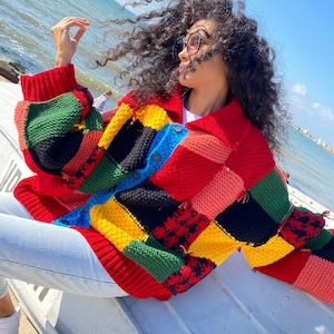 Maglione patchwork rosso, verde e giallo in lana merino lavorato a mano, ispirato a Harry St /JW Anderson, cardigan unisex in maglia grossa colorblock, taglie forti