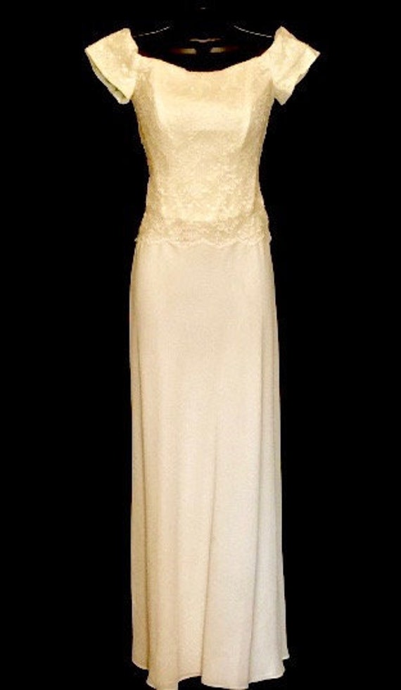 Ivory Lace Formal/Wedding Gown VG221