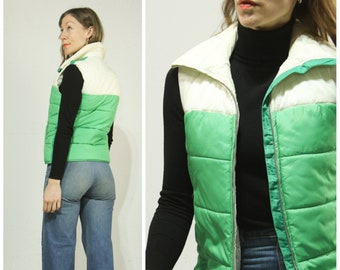 Sm. Gilet imbottito verde e bianco degli anni '70 // Bicolore, blocco di colore, hippie, gilet da sci