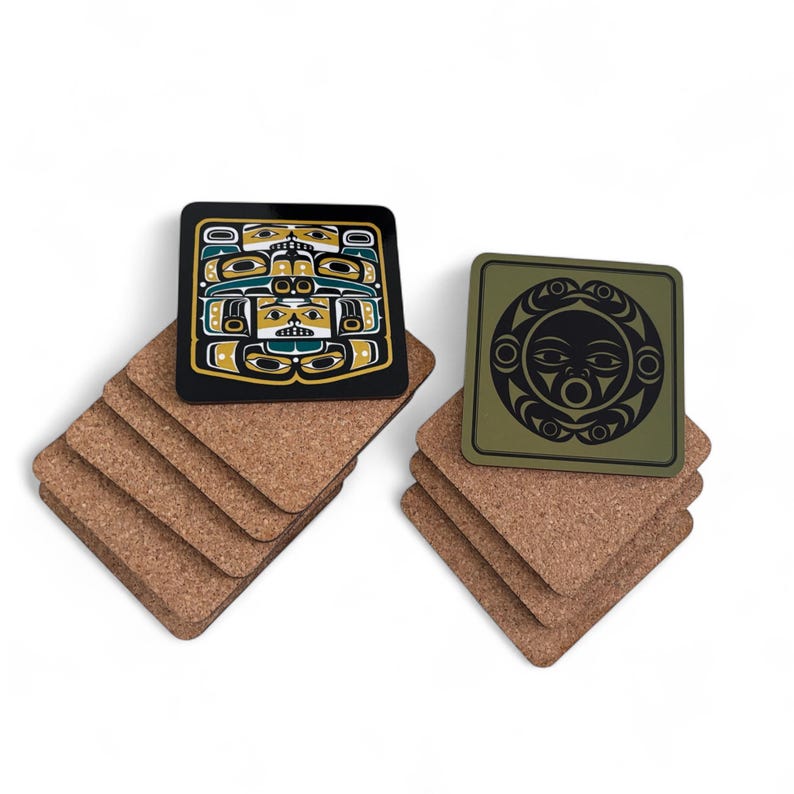 Puede incluir: Dos juegos de posavasos cuadrados. Un juego presenta un posavasos negro con un dise&ntilde;o amarillo, verde azulado y blanco. El otro juego tiene un posavasos verde con un dise&ntilde;o circular negro. Ambos juegos se asientan sobre pilas de posavasos de corcho marr&oacute;n.