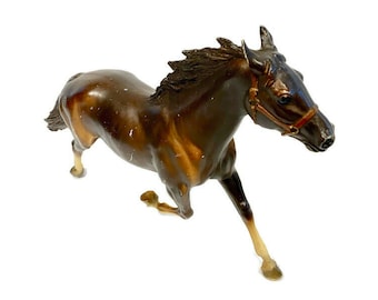 Vintage Kunststoff Pferdefigur | Kinder Spielzeug | Schreibtisch oder Regal Ornament | Geschenk für Pferdeliebhaber