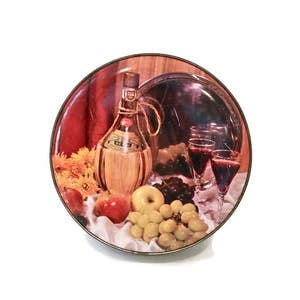Lattina di toffee vintage, toffees di Thorne, prodotto in Inghilterra, immagine litografica, venature del legno finto kitsch con natura morta di vino e frutta