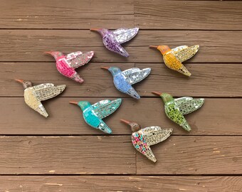 Mosaikkolibri, keramisk kolibri, väggbonad kolibri, trädgårdsväggkonst, inflyttningsfestkolibrikonst, keramisk konst.