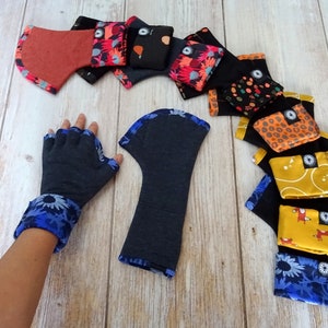 Original adult mittens with vintage flower pattern