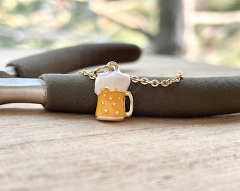 Zierliche Vergoldete Bierkrug Halskette: Emaille Getränke Schmuck